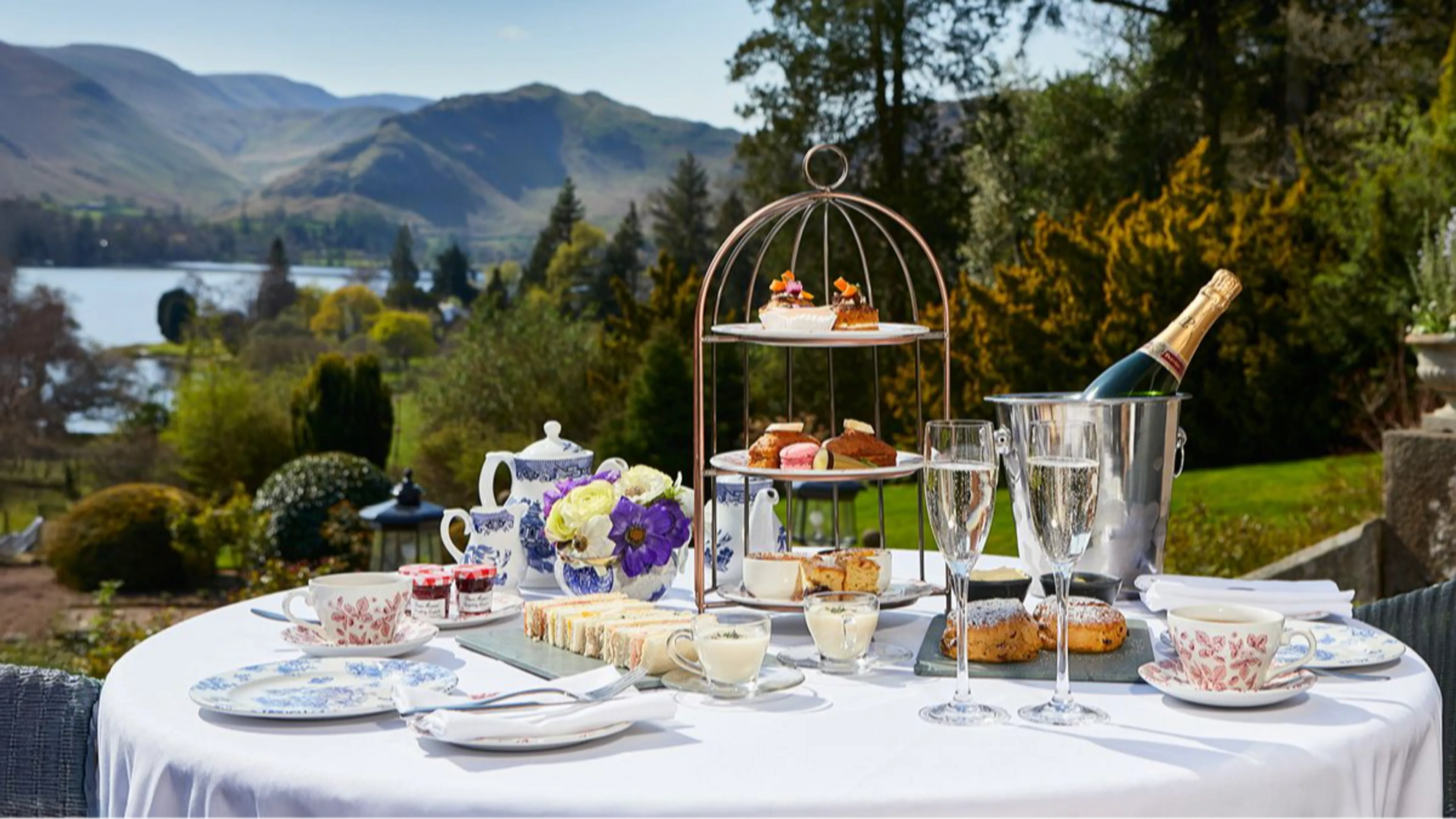 Win a traditional afternoon tea for two! 🍰