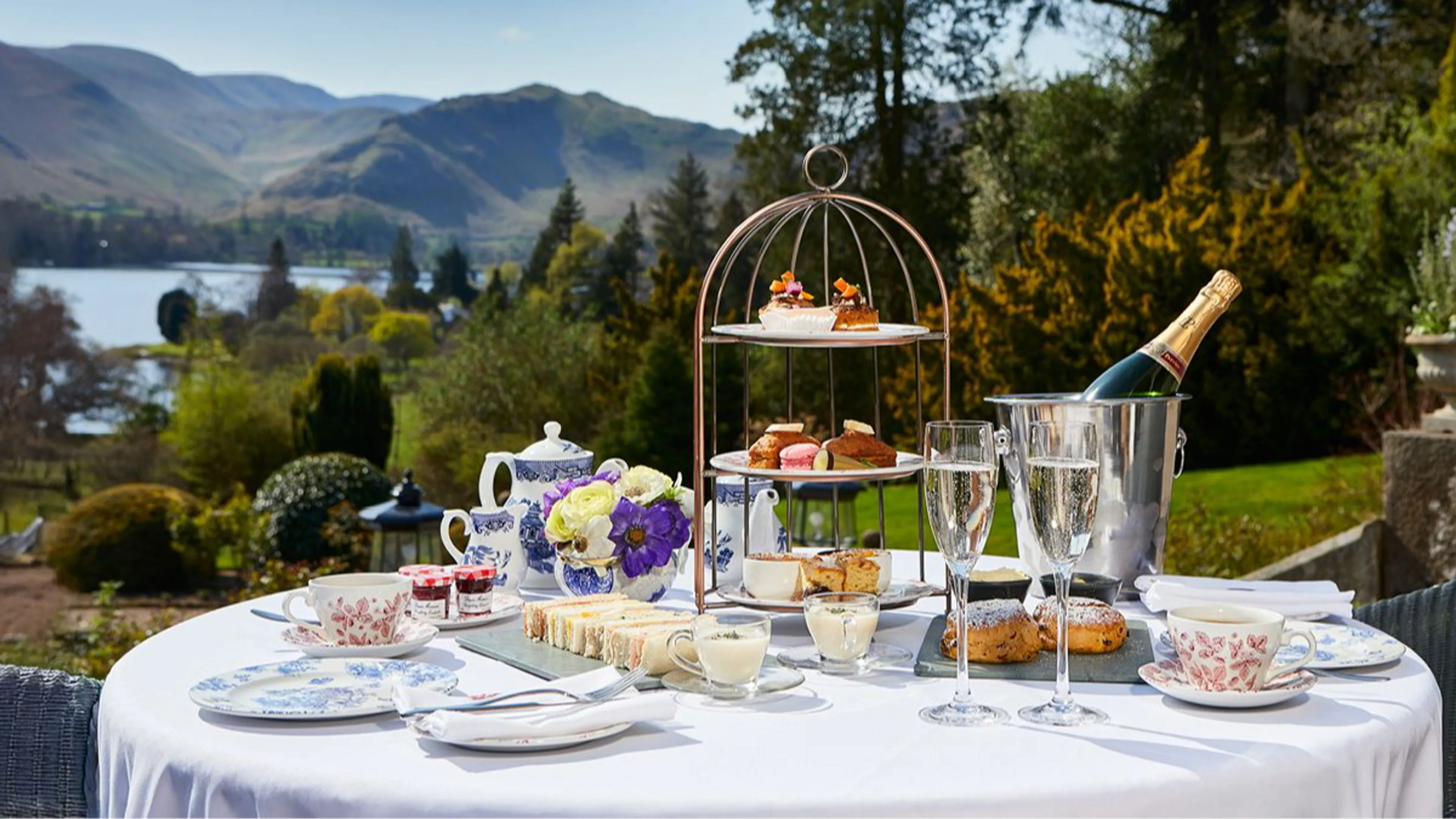 Win a traditional afternoon tea for two! 🍰