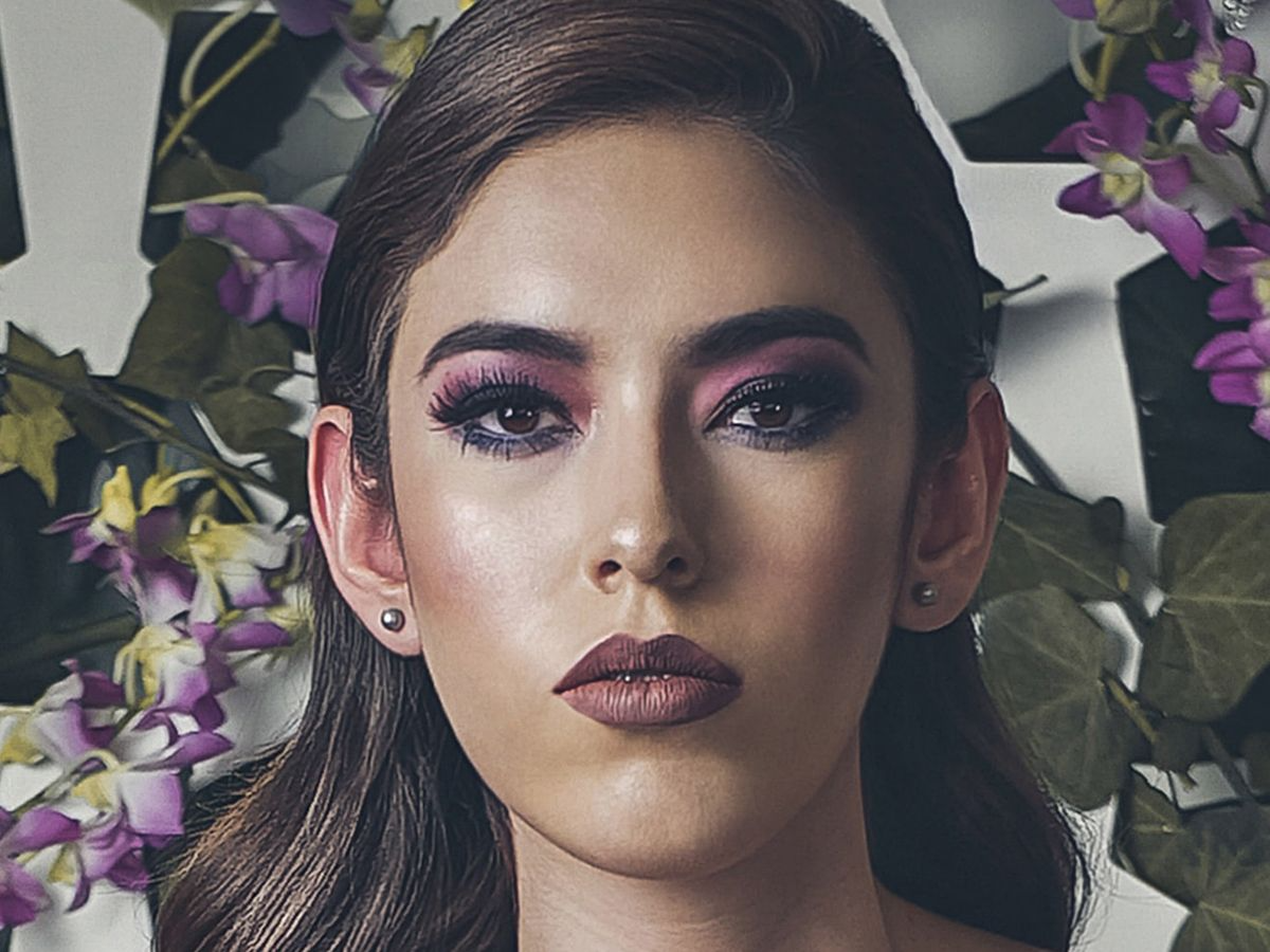 Is it really possible for people to have purple eyes?