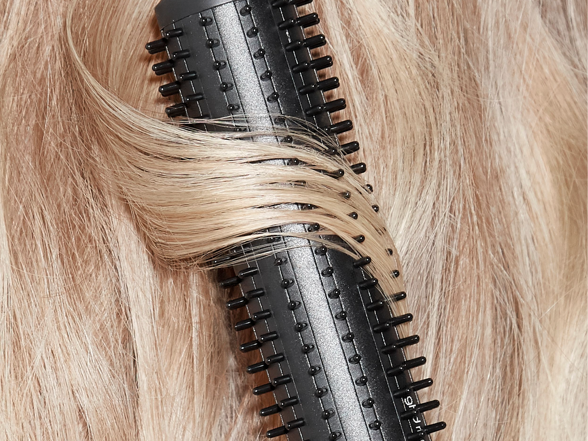 Donne du mouvement à tes cheveux avec la brosse volume ghd rise™ !
