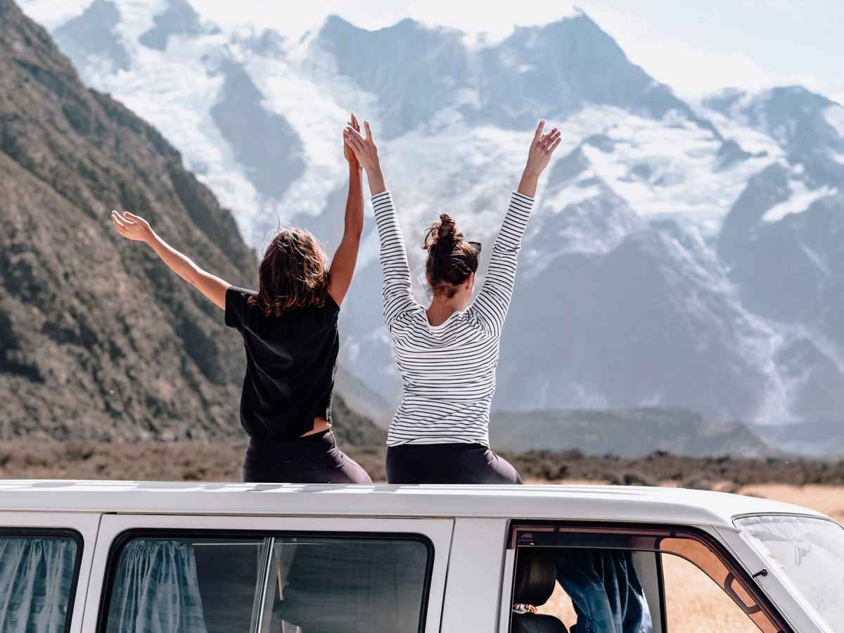 Tick, tock, it's roadtrip o'clock 🚘⏳☀️🌉🥤🧢