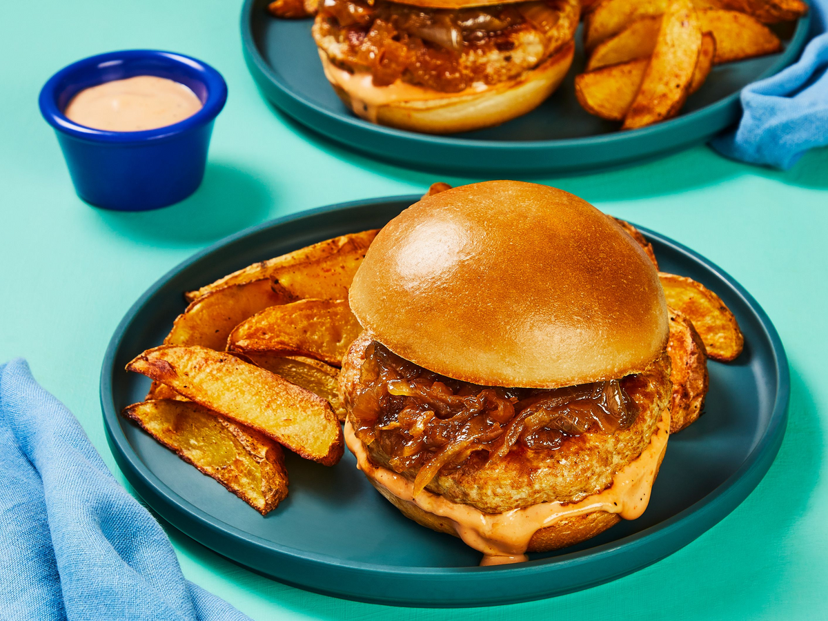 Suns out, buns out! Pub-Style Turkey Burgers are on the EveryPlate menu 🍔