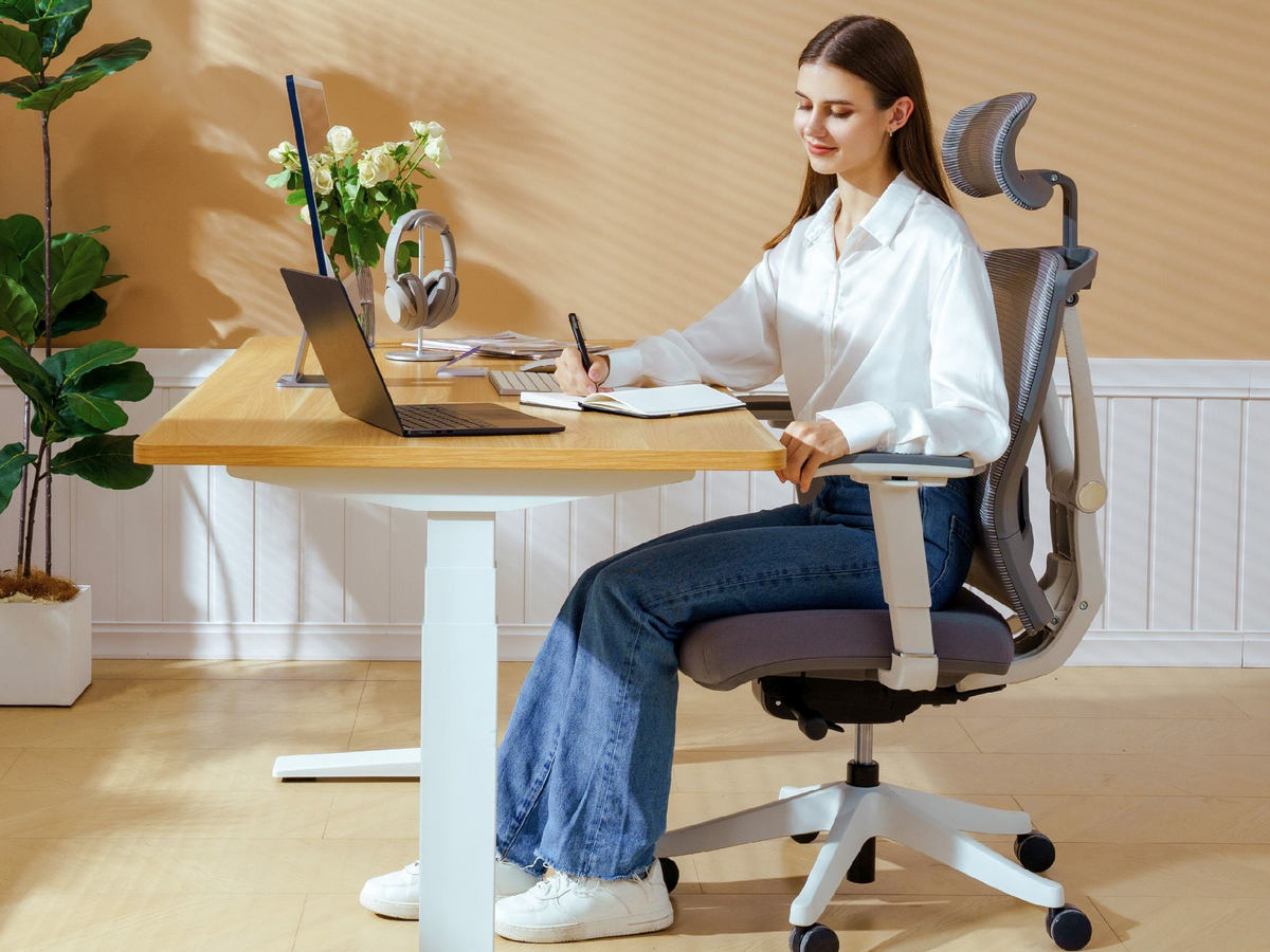  Pre-order now and save £220 on the E9! 