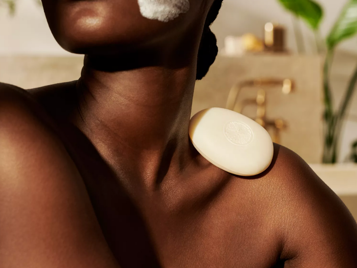 Feste Gesichtspflege