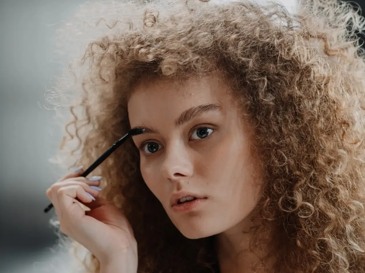 Wie schminke ich meine Augenbrauen? Unsere Tipps und Tricks!