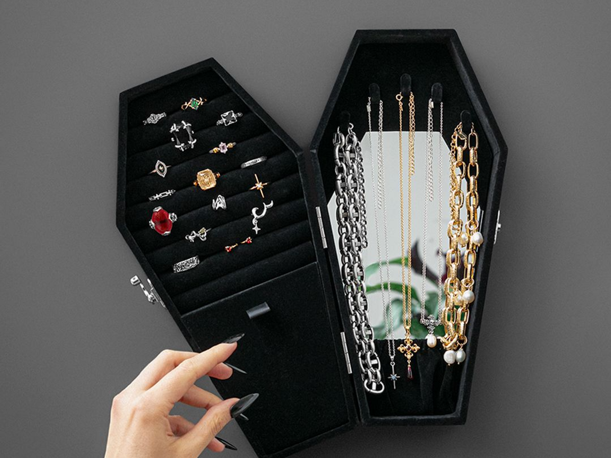 Your treasures deserve a throne 🖤 