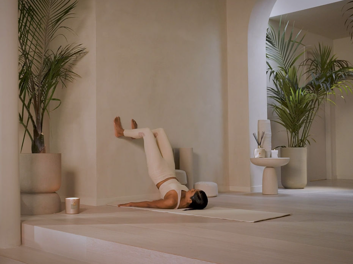 15 Minuten Wandpilates für eine starke Mitte