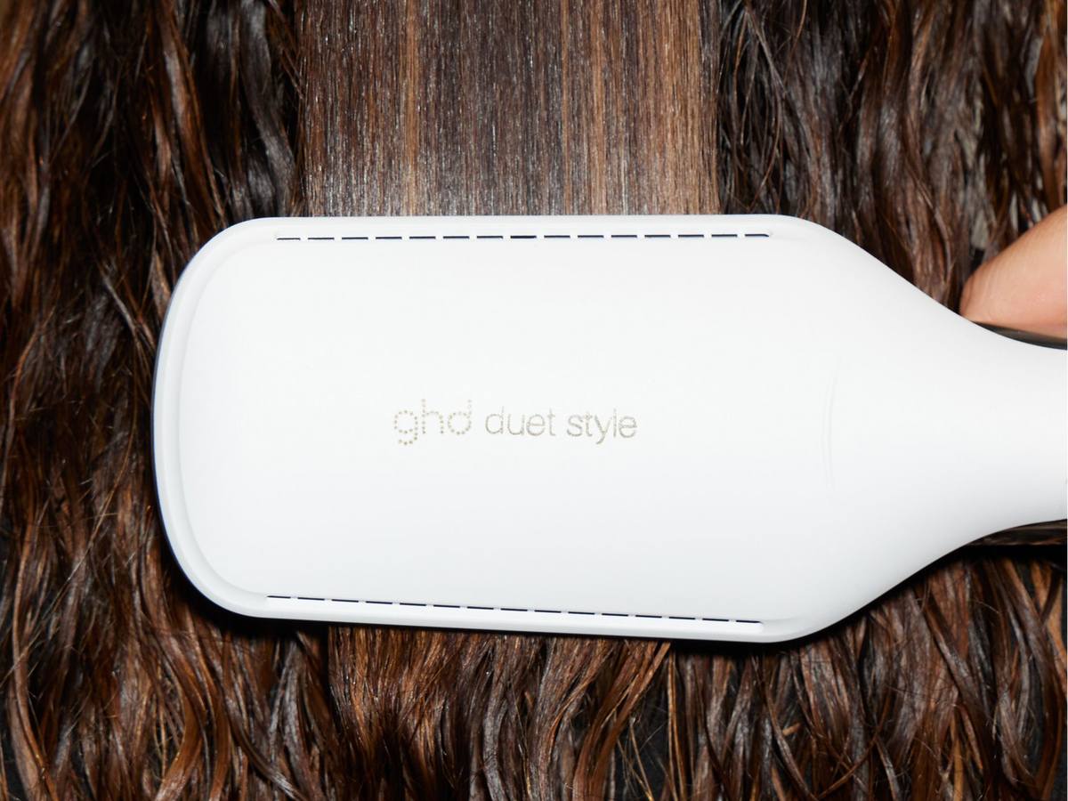 Sèche et lisse tes cheveux en simultané avec le lisseur séchant ghd Duet Style✨